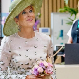 Βασίλισσα Μάξιμα σε ρομαντικό mood: Το super chic Natan Couture φόρεμα & το ογκώδες καπέλο – Έτσι «έκλεψε» τις εντυπώσεις (φωτό)