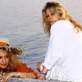Vintage στιγμιότυπο: Η Αλίκη Βουγιουκλάκη με την Νόρα Βαλσάμη στο αγαπημένο της λιμανάκι στον Θεολόγο – Πάσχα το 1992