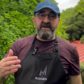 Δείτε το βίντεο για την ωραιότερη σκορδομακαρονάδα με λεμόνι: Step by step από τον αγαπημένο μας chef, Σωτήρη Ευαγγέλου