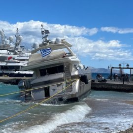 Λιμάνι Σπετσών: Λεπτό προς λεπτό η ρυμούλκηση της θαλαμηγού “Why” - Βρέθηκε στα βράχια (φωτό)