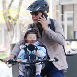 Χάρης Χριστόπουλος: Τι τρυφερή στιγμή! - Ο φωτογράφος για ποδήλατο με τον μικρούλη γιό του (φωτό)
