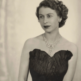 «Άνοιξε» το Μπάκιγχαμ το φωτογραφικό του αρχείο: Εντυπωσιακά πορτραίτα της Βασίλισσας Ελισάβετ & της Πριγκίπισσας Κέιτ – Η «σέξι» Πριγκίπισσα Μαργαρίτα (φωτό)