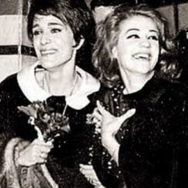 Vintage Pic: Ζωή Λάσκαρη & Μαίρη Χρονοπούλου σε βραδιά πρεμιέρας – Οι πανέμορφες & λαμπερές ηθοποιοί αγκαλιασμένες για την ταινία «Χωρίς ταυτότητα»