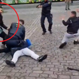 Σοκαριστικό βίντεο: Αιματηρή επίθεση με μαχαίρι σε ακροδεξιό πολιτικό στην Γερμανία – Πολύ σκληρές εικόνες 