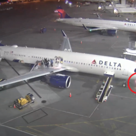Πανικός στο Σιατλ: Αεροπλάνο έπιασε φωτιά στο ρύγχος μετά την προσγείωση - Από τις εξόδους κινδύνου με τις τσουλήθρες βγήκαν οι επιβάτες (βίντεο)