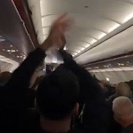 Δείτε σε βίντεο: Επιβάτες αεροπλάνου χειροκροτούν μετά την απομάκρυνση ενός "ατίθασου" ζευγαριού - "Ήταν προσβλητικοί & απειλητικοί"