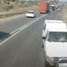 Σοκαριστικό το βίντεο: Οδηγός φορτηγού κάνει προσπέραση και σκοτώνει 18 μαθητές – Νεκροί ο δάσκαλος και ο 19χρονος οδηγός