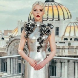 Anya Taylor-Joy: Με φόρεμα-πανοπλία κατασκευασμένο εξ ολοκλήρου από μέταλλο πόζαρε στο Μεξικό - Προωθεί τη νέα της ταινία (φωτό-βίτνεο)