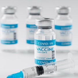 Η AstraZeneca αποσύρει το εμβόλιο για τον κορωνοϊό & παραδέχεται: Σε σπάνιες περιπτώσεις προκαλεί θρόμβωση – Έχει συνδεθεί με 81 θανάτους στο Ηνωμένο Βασίλειο