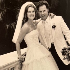 Η Brooke Shields γιορτάζει 23 χρόνια γάμου - Ερωτευμένη παρά ποτέ με τον γοητευτικό Chris Henchy (φωτό)