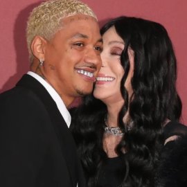 Η Cher πιο ερωτευμένη από ποτέ! Καυτά φιλιά με τον 38χρονο σύντροφο της στο κόκκινο χαλί των Καννών (βίντεο)