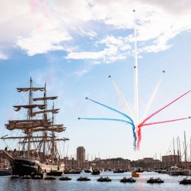 Δείτε φωτό & βίντεο από το φαντασμαγορικό υπερθέαμα της εισόδου του ιστιοφόρου Belem στο λιμάνι της Μασσαλίας - H Ολυμπιακή φλόγα έφτασε στην Γαλλία - Πυροτεχνήματα, drones 