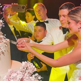 Φωτό & βίντεο από το γάμο της χρονιάς του Αντώνη Ξυλά με την Ιφιγένεια - Το πάρτι με τα 1.200 άτομα στο κτήριο του Γαβαλά - Τραγούδησε ο Σάκης Ρουβάς
