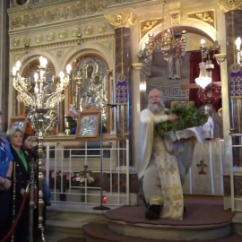 Πρώτη Ανάσταση στη Χίο και ο «ιπτάμενος» ιερέας Χριστόφορος Γουρλής έκλεψε την παράσταση – Σκόρπισε δαφνόφυλλα με χαρά και κρότους (φωτό & βίντεο)