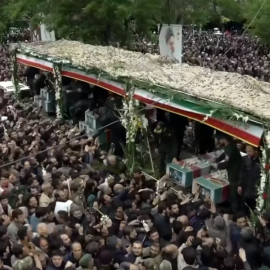 Live η κηδεία του προέδρου του Ιράν Ραϊσί: Θρήνος και χιλιάδες κόσμου στους δρόμους - Πρώτη μέρα του 5θήμερου εθνικού πένθους στη χώρα (φωτό & βίντεο)