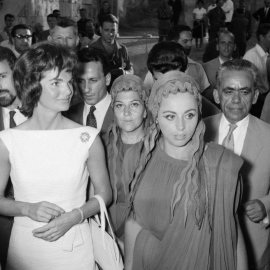 Vintage pic: Όταν η Τζάκι Κένεντι επισκέφθηκε την Ελλάδα - Παρακολούθησε την πρόβα της «Ηλέκτρας» του Σοφοκλή με την Άννα Συνοδινού