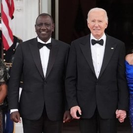 Glamorous δείπνο στον Λευκό Οίκο! Με αστραφτερή μπλε τουαλέτα γεμάτη ζαφείρια η Jill Biden - Οι λαμπεροί καλεσμένοι που ξεχώρισαν (φωτό)