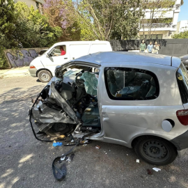 Δείτε φωτό και βίντεο από το σοκαριστικό δυστύχημα στο Καβούρι με νεκρό τον 37χρονο οδηγό: Το αυτοκίνητο έπεσε στα δέντρα της νησίδας – Κυριολεκτικά διαλύθηκε