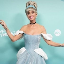 Katy Perry: Σπάνια φωτό της κόρης της, Daisy στην αγκαλιά του Orlando Bloom - Χαζεύουν τη μαμά επάνω στη σκηνή σε ρόλο "Σταχτοπούτας" (βίντεο)