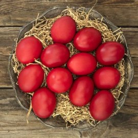 Ο Άκης Πετρετζίκης μας έχει τα καλύτερα tips για το σωστό βάψιμο των κόκκινων πασχαλινών αυγών!