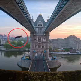 Αλεξιπτωτιστές ελεύθερης πτώσης πέρασαν ανάμεσα από την Tower Bridge του Λονδίνου: Με ταχύτητα 244 χλμ./ώρα - Δείτε εντυπωσιακές φωτογραφίες και βίντεο