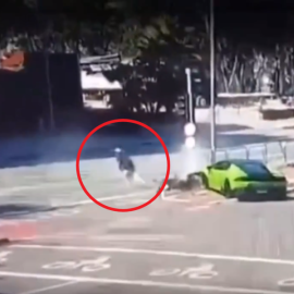 Δείτε φοβερό βίντεο με οδηγό Lamborghini να εμβολίζει μηχανή και να πέφτει σε φανάρι - Ο αναβάτης του είχε κλέψει το Rolex