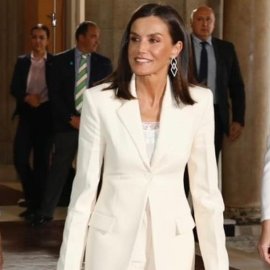 Βασίλισσα Λετίσια: Συνδύασε το Mango κοστούμι της με λευκά sneakers - Πόσο κόστισε το συνολικό outfit; (φωτό)