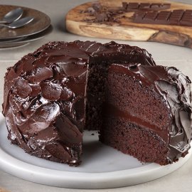 Ο Άκης Πετρετζίκης μας φτιάχνει Matilda’s cake: Το απόλυτο σοκολατένιο κέικ από τη διάσημη ταινία !