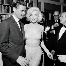 Vintage Story: Όταν η Μέριλιν Μονρόε φόρεσε το διάσημο φουστάνι για τα γενέθλια του Τζον Κένεντι - Με χιλιάδες στρας πωλήθηκε έναντι εκατομμυρίων δολαρίων (βίντεο)