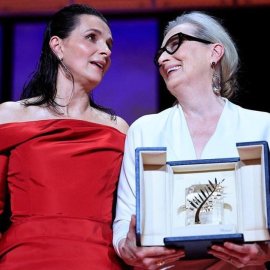 Βίντεο - Η μοναδική στιγμή συγκίνησης  με την Ζυλιέτ Μπινός να ξεσπάει σε δυνατό κλάμα επιδίδοντας το βραβείο στην Μέριλ Στριπ 