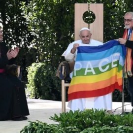 Ο πάπας στην Αρένα της Βερόνας - Εναγκαλισμός ενός Ισραηλινού και ενός Παλαιστίνιου νέου ενώπιον του ποντίφικα