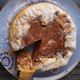 Η σοκολατόπιτα του Στέλιου Παρλιάρου υπόσχεται στιγμές γαστριμαργικής ευτυχίας - Αφράτη, τραγανή σφολιάτα και από πάνω το πλούσιο και μαλακό κέικ σοκολάτας - Σχεδόν λιώνει στο στόμα !