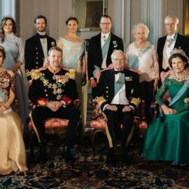 Royal Gala: Με λαμπερή τιάρα η Βασίλισσα Mary, πράσινη τουαλέτα η Σίλβια της Σουηδίας & glamorous φόρεμα η πριγκίπισσα Βικτώρια (φωτό-βίντεο)