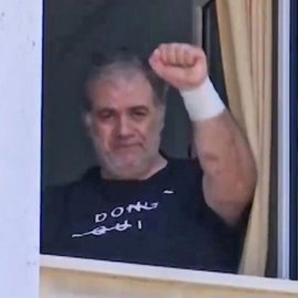 Δημήτρης Σταρόβας: Τα πρώτα πλάνα μετά την περιπέτεια υγείας του & το μήνυμα από το παράθυρο του νοσοκομείου - "Don't Quit!" (βίντεο)