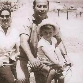Σπανιότατη vintage pic: Ο Θανάσης Βέγγος μαζί με τη σύζυγο του Ασημίνα & τον γιο τους - Συμμετείχαν συχνά στις ταινίες του ηθοποιού