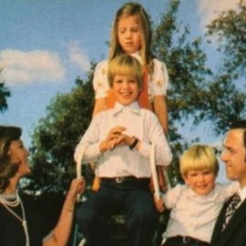 Vintage έγχρωμη φωτό: Η Ελληνική Βασιλική οικογένεια στην παιδική χαρά - Βασιλιάς Κων/νος μαζί με Άννα-Μαρία, Παύλο, Νικόλαο & Αλεξία το 1974 ...
