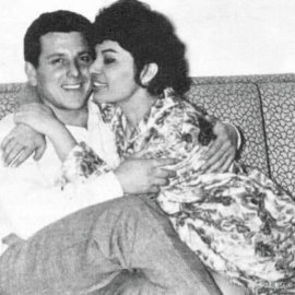 Vintage pic: Όταν ο Κώστας Βουτσάς πόζαρε με την μνηστή του, Σπεράντζα Βρανά - Θυελλώδης σχέση με έρωτα, απιστίες, καβγάδες ... 