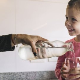 Τι να κάνετε εάν το παιδί σας δεν πίνει αρκετό νερό; Φρούτα & χρωματιστά ποτήρια βοηθούν!