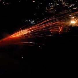 Ρουκετοπόλεμος στη Χίο - Δείτε εντυπωσιακές εικόνες και βίντεο από το διάσημο έθιμο στου Βροντάδου 