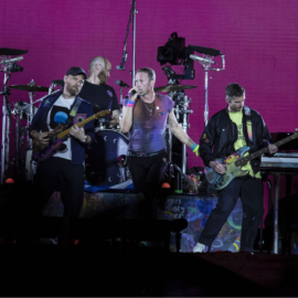 Coldplay: Συγκλονιστικό βίντεο από το γύρισμα του videoclip τους στο Ηρώδειο – O Chris Martin γονατίζει & φιλά την σκηνή ως ένδειξη σεβασμού στον ιστορικό τόπο 