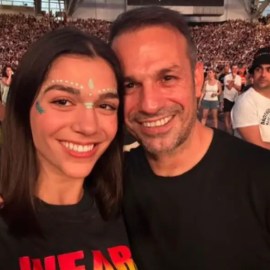 Ντέμης Νικολαΐδης: Σπάνια εμφάνιση με την σύντροφό του Αλεξάνδρα & την κόρη του, Μελίνα – Διασκέδασαν όλοι μαζί στους Coldplay (φωτό)