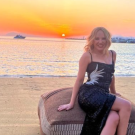 Kylie Minogue: Ποιο ελληνικό νησί επέλεξε η superstar για να περάσει τις διακοπές της – Απολαμβάνει την ελληνική κουζίνα με θέα την θάλασσα (βίντεο)
