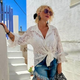 Ελεωνόρα Ζουγανέλη: Το λευκό δαντελωτό πουκάμισο & το καυτό τζιν σόρτς – Το ταξιδάκι στην αριστοκρατική & ρομαντική Σύρο (φωτό) 