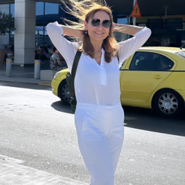 Μάρα Ζαχαρέα: Φεύγει για το 3ήμερο με το total white look της & λαμπερό χαμόγελο - Μας δείχνει πως να ταξιδέψουμε stylish & άνετες (φωτό)