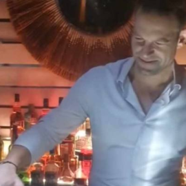 Στέφανος Κασσελάκης σε ρόλο barman! - Φτιάχνει cocktail & κερνάει σφηνάκια σε μπαρ της Πάτρας (φωτό)