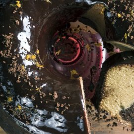 Γιάννης Λουκάκος: Λαχταριστό κέικ βανίλια-σοκολάτα - Με σοκολατένιο γλάσο για ένα ακόμη πιο γευστικό αποτέλεσμα !