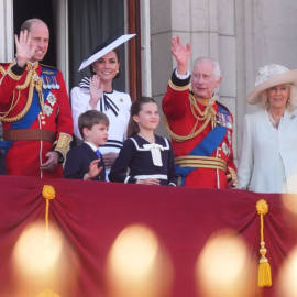 Trooping the Color: Βασίλισσα Καμίλα, Πριγκίπισσα Κέιτ, Δούκισσα Σόφι & Λαίδη Λουίζα στο μπαλκόνι του Μπάκιγχαμ – Τα αριστοκρατικά looks για την λαμπερή εκδήλωση (φωτό)