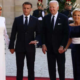 Παρίσι: Η μεγαλοπρεπής εμφάνιση της Τζιλ Μπάιντεν & της Μπριζιτ Μακρόν σαν νύφη στα λευκά - Tο τσαντάκι Dior στο πρωινό outfit της Πρώτης  κυρίας (φωτό & βίντεο)
