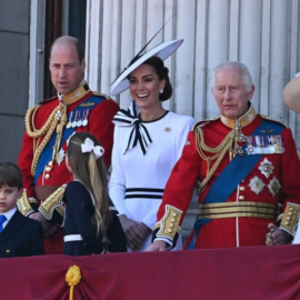 Πριγκίπισσα Κέιτ: Η τρυφερή κίνηση του Βασιλιά Καρόλου για να καλωσορίσει την αγαπημένη του νύφη – Τα πλήθη δεν σταμάτησαν να ζητωκραυγάζουν (φωτό & βίντεο)