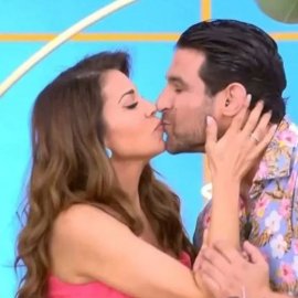 Το "Breakfast@Star" ευχήθηκε στον Ετεοκλή για τα γενέθλιά του - Το τρυφερό φιλί με την σύζυγο του, Ελένη Χατζίδου (βίντεο)